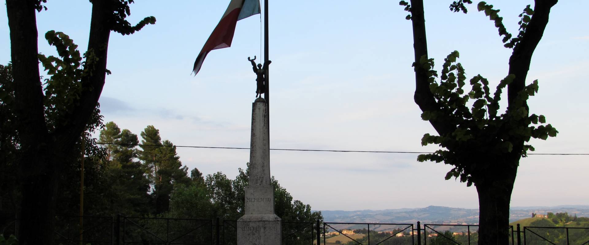 Il monumento il tricolore e il vento foto di LaraLally19